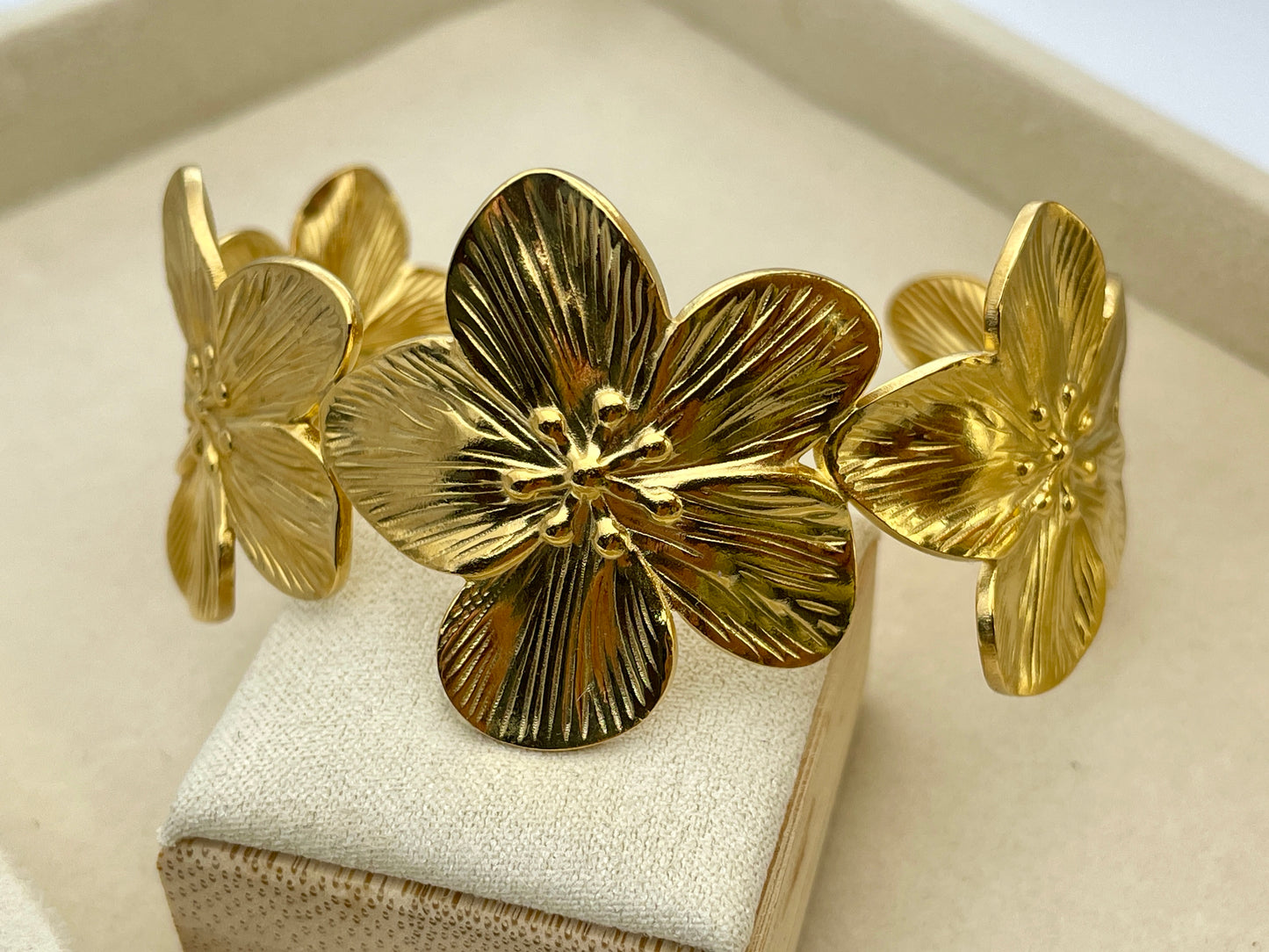 Goldenes Blüten-Statement-Armband