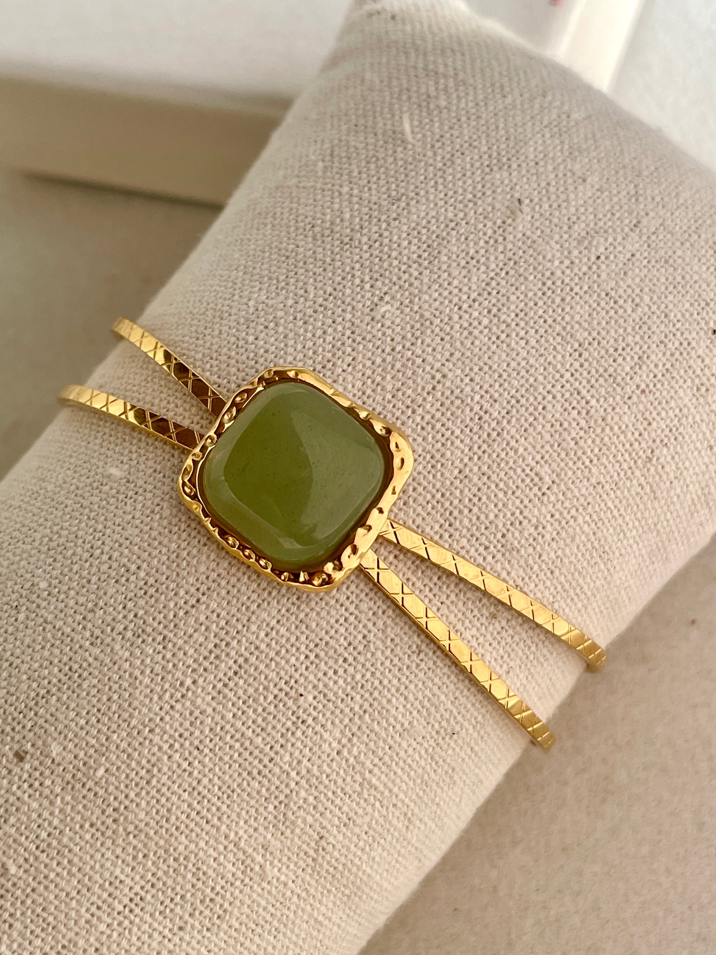 Smaragdgrüner Eleganz Armreif | Premium Schmuck