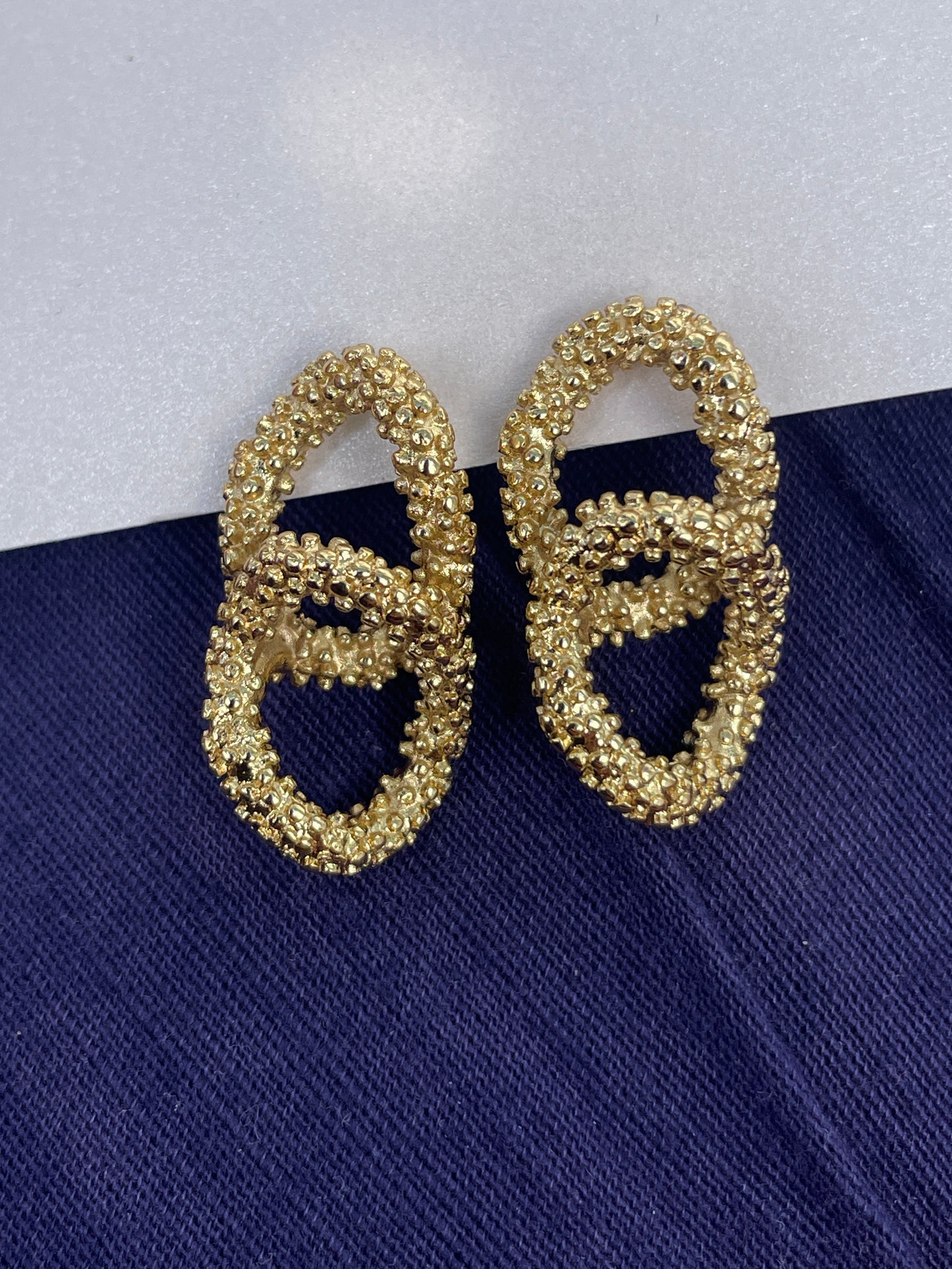 Kaviargold Ohrringe | Luxus Schmuck mit Textur