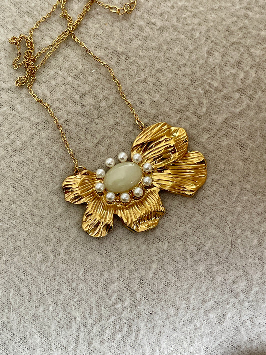 Goldene Flora Halskette | Elegantes Statement-Piece