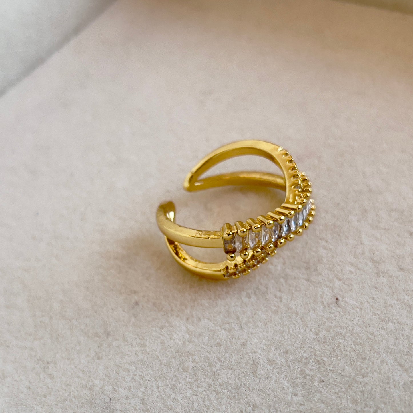 Kreuzglanz Ring | Eleganter Schmuck mit Statement
