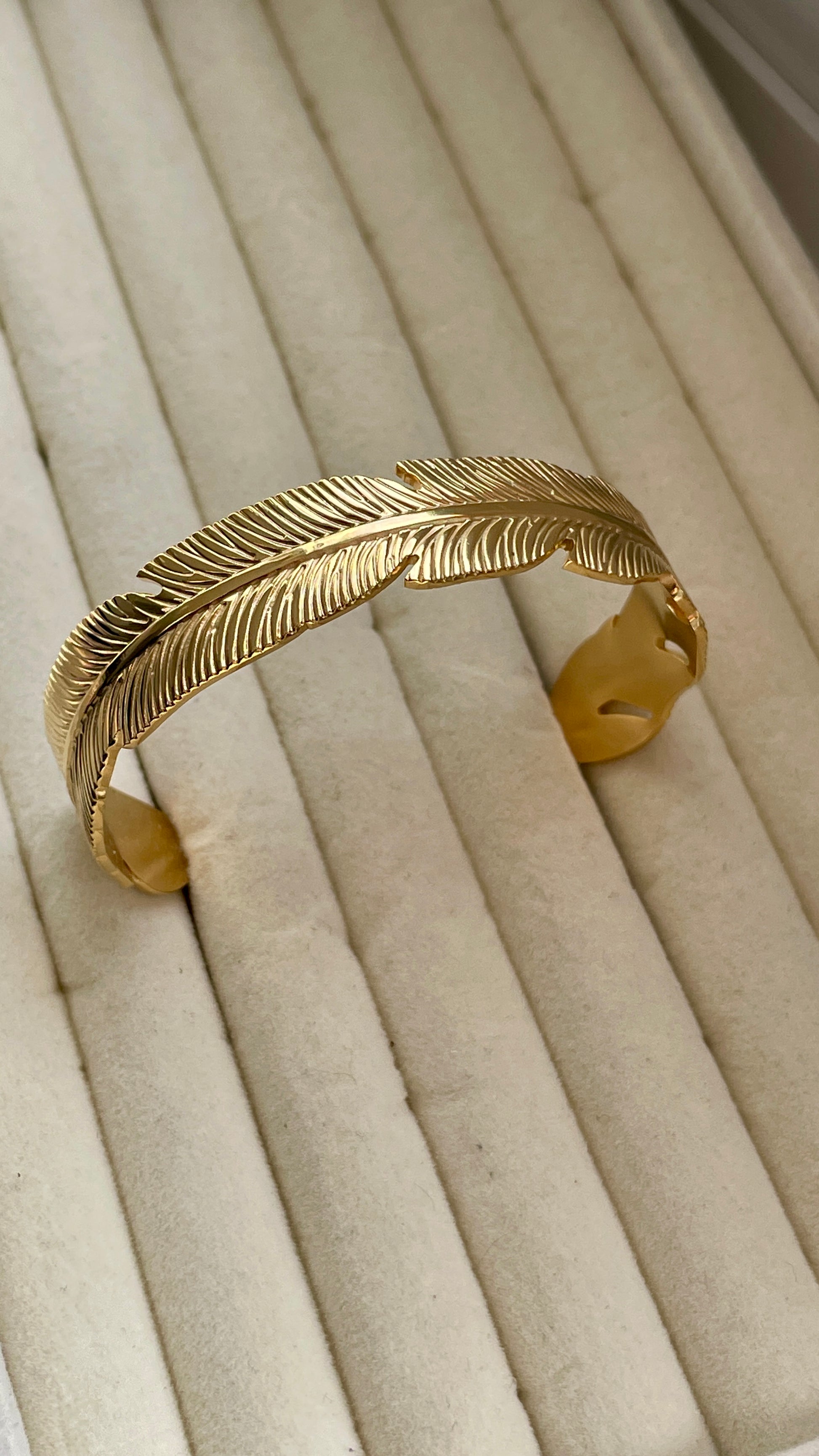Federleichter Traum Armreif | Eleganter Schmuck