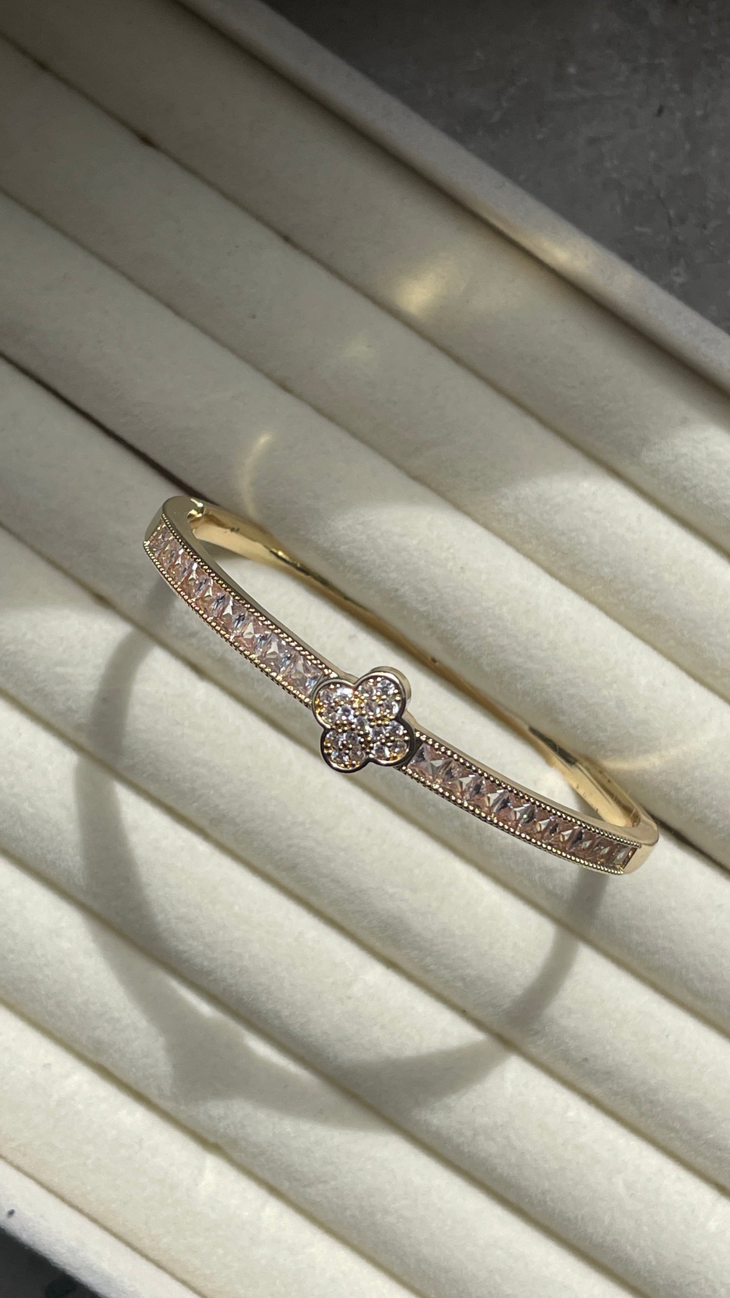 Glücksklee Eleganz Armreif | Premium Schmuck