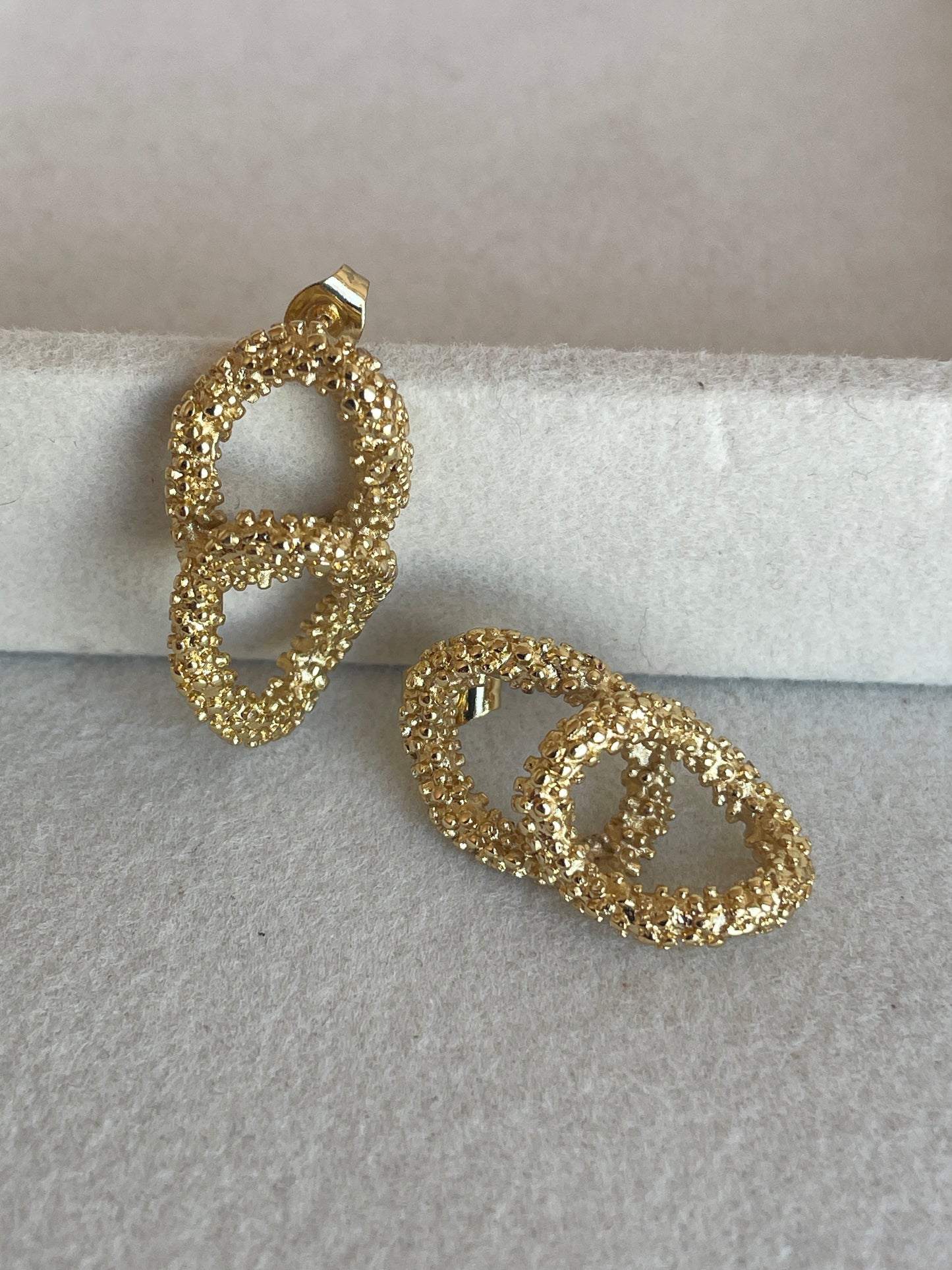 Kaviargold Ohrringe | Luxus Schmuck mit Textur