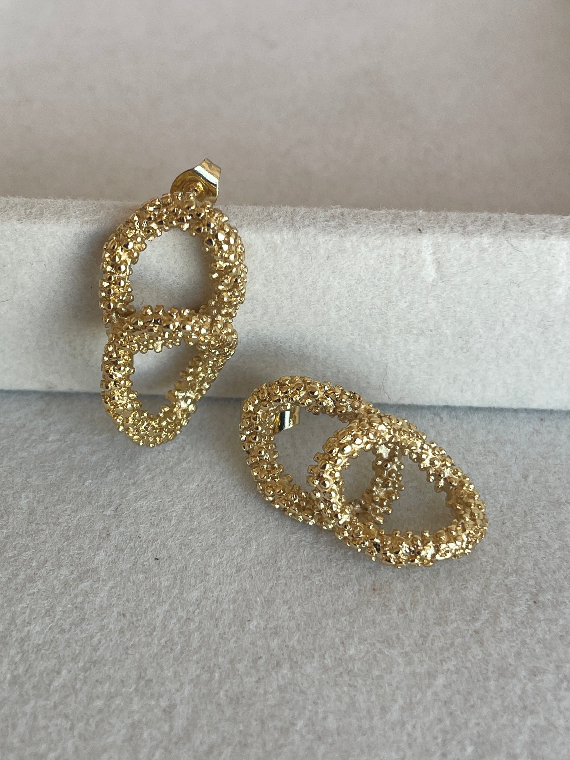 Kaviargold Ohrringe | Luxus Schmuck mit Textur