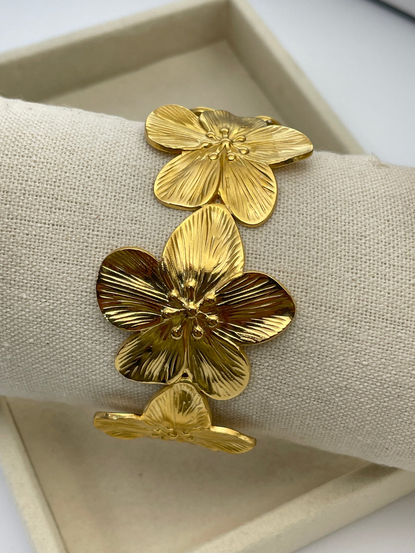 Goldenes Blüten-Statement-Armband