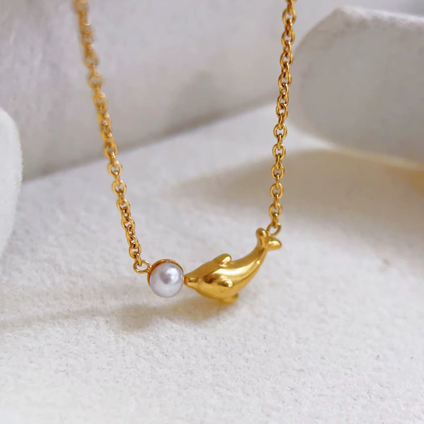 Goldene Delfin-Halskette mit Perle – “Ozean Delfin”