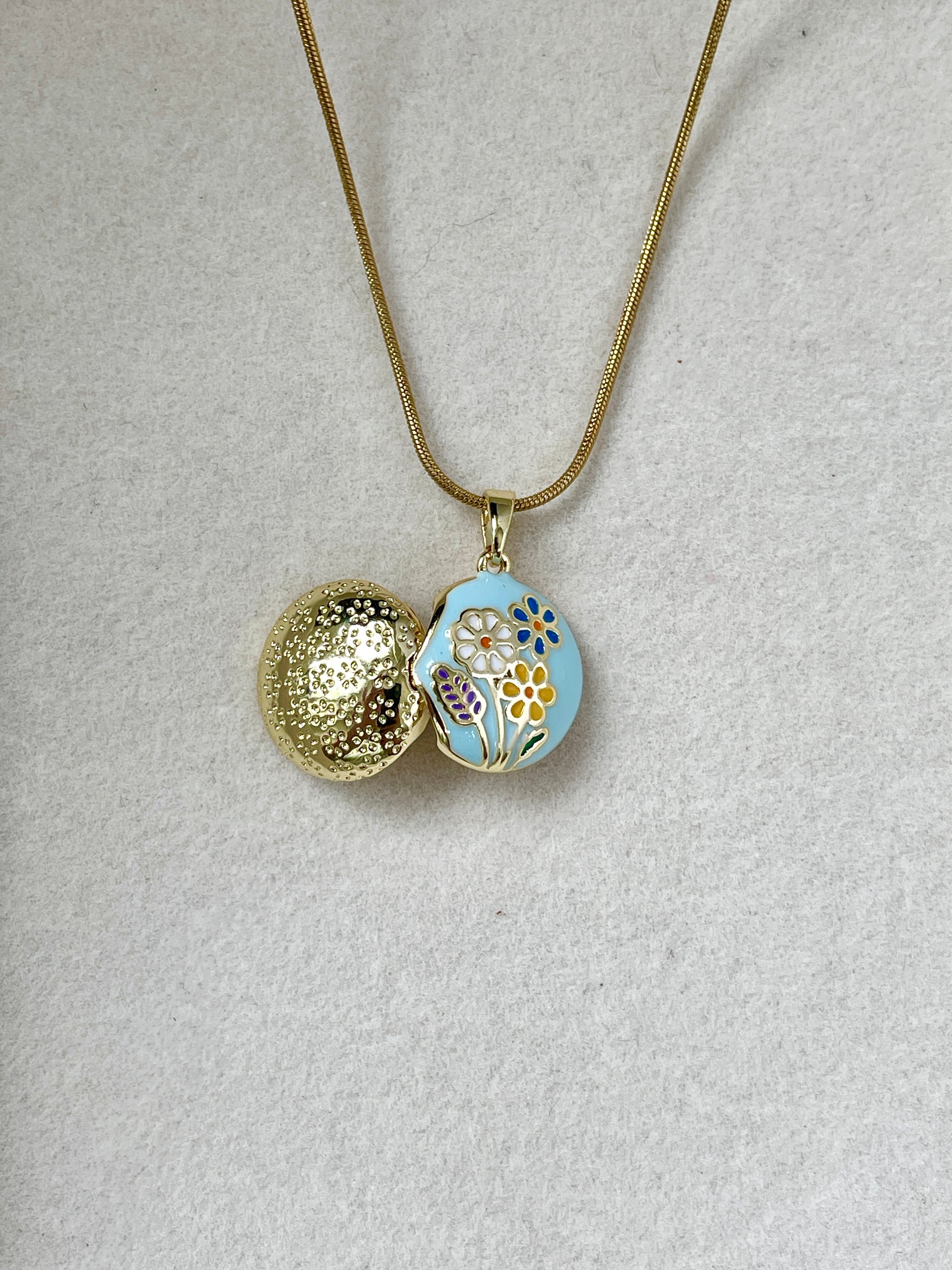 Blüten Medaillon Halskette | Eleganter Schmuck
