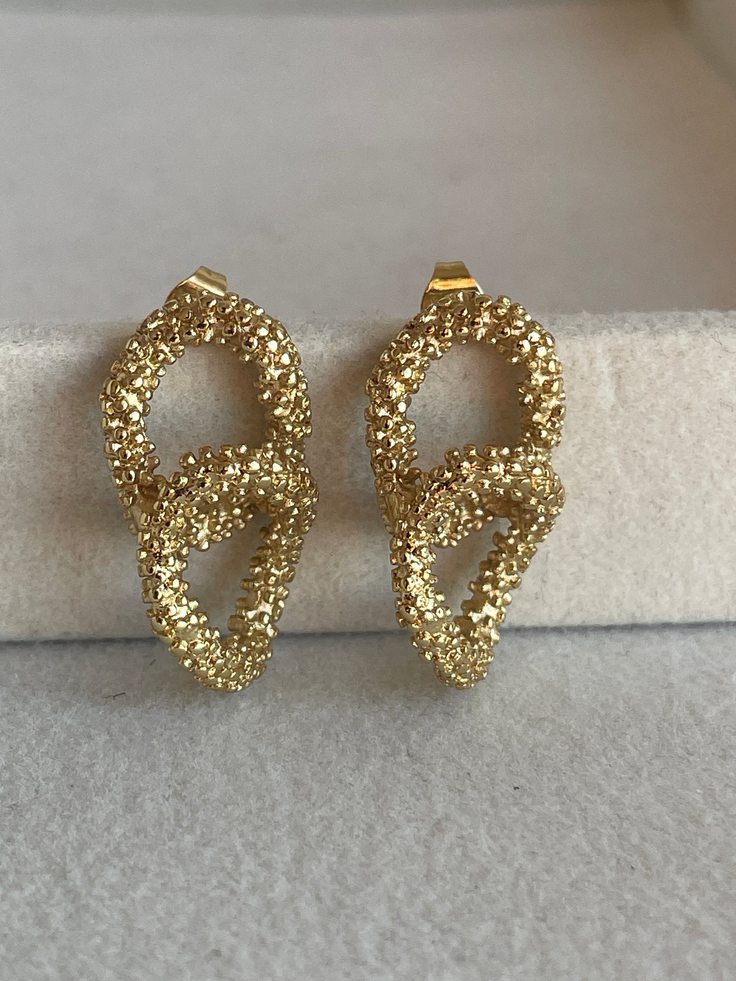 Kaviargold Ohrringe | Luxus Schmuck mit Textur