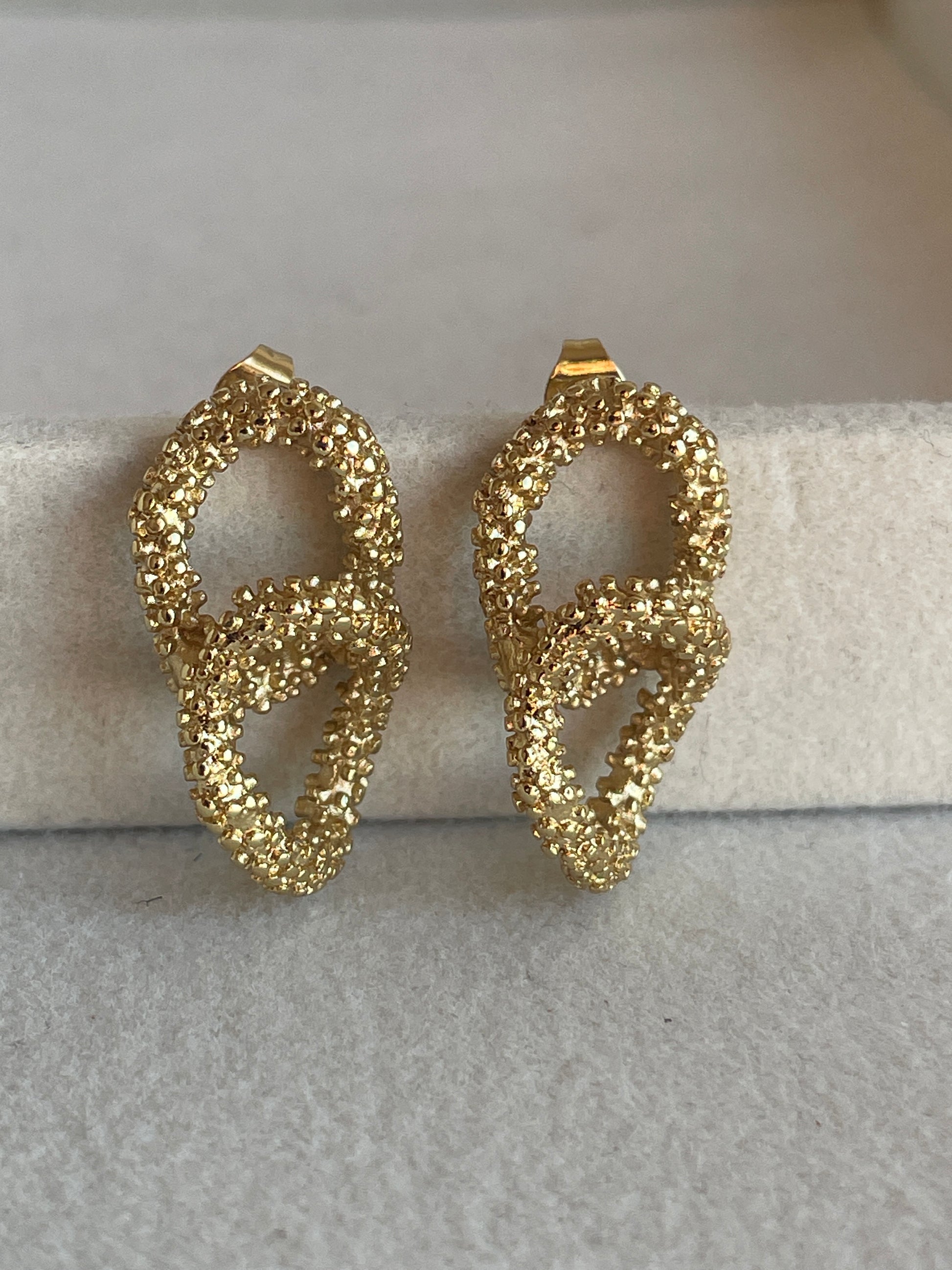 Kaviargold Ohrringe | Luxus Schmuck mit Textur
