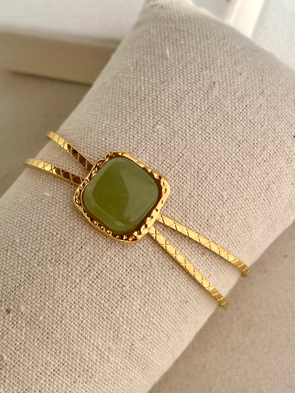 Smaragdgrüner Eleganz Armreif | Premium Schmuck