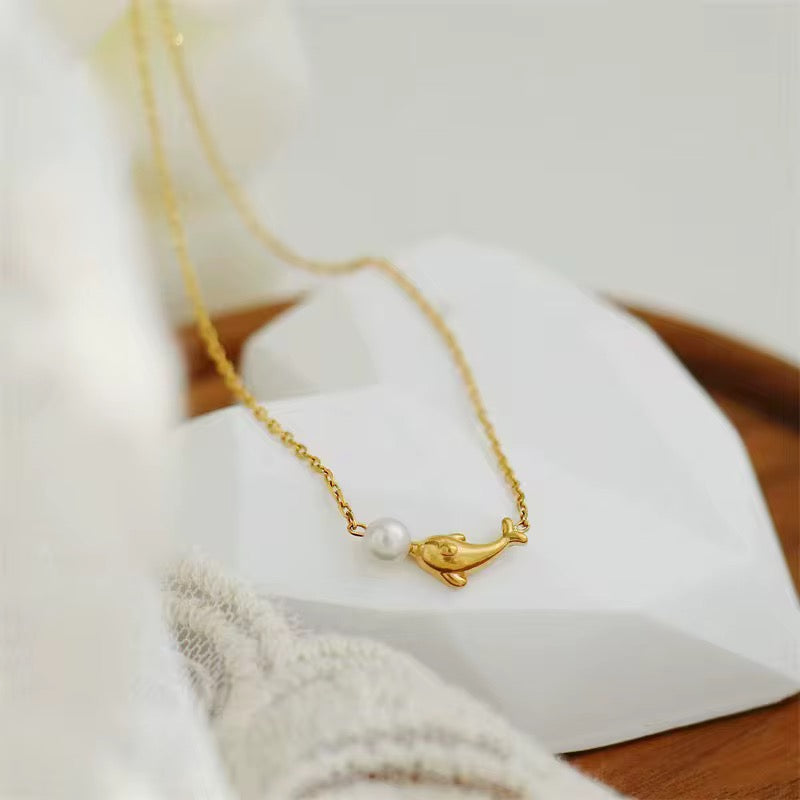 Goldene Delfin-Halskette mit Perle – “Ozean Delfin”