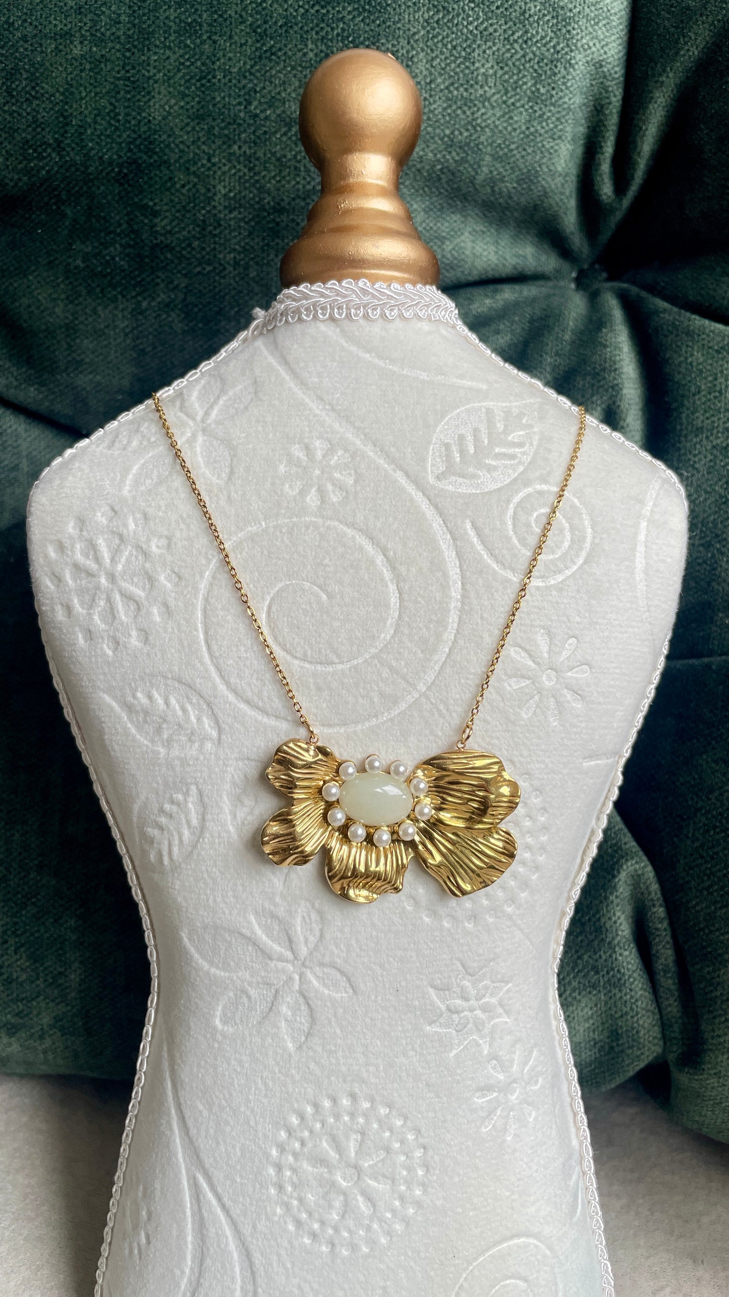 Goldene Flora Halskette | Elegantes Statement-Piece