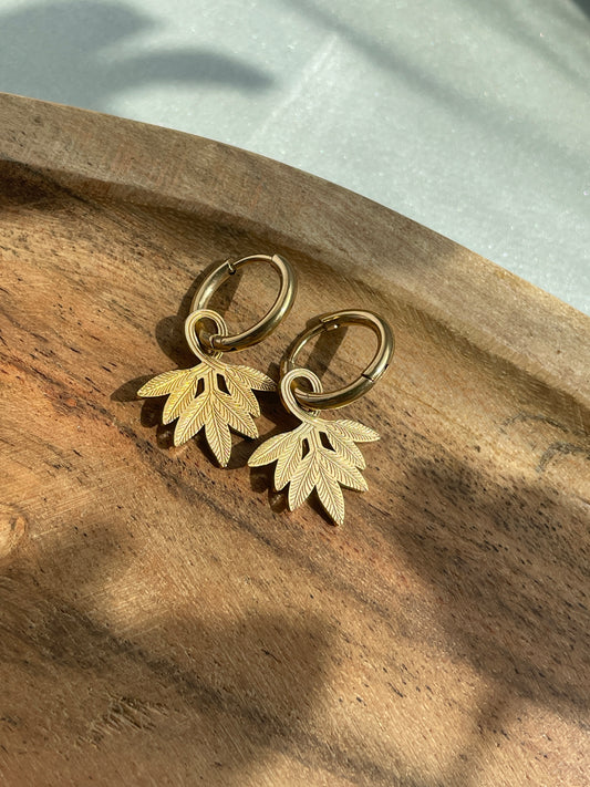 Goldene Blatt-Creolen | Eleganter Schmuck